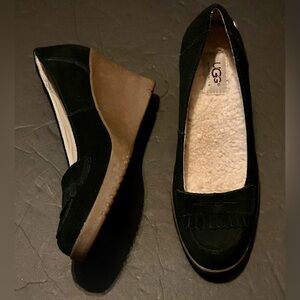 UGG Kalie Gaucho Black Suede Wedge Heel with Shearling Lining -Size 8 excellent
